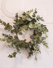 Load image into Gallery viewer, 18"Seeded Eucalyptus Wreath