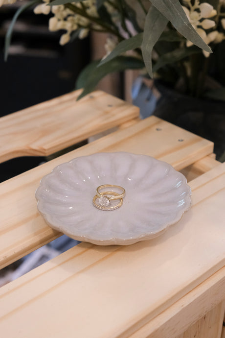 Porcelain Scallop Edge Plate